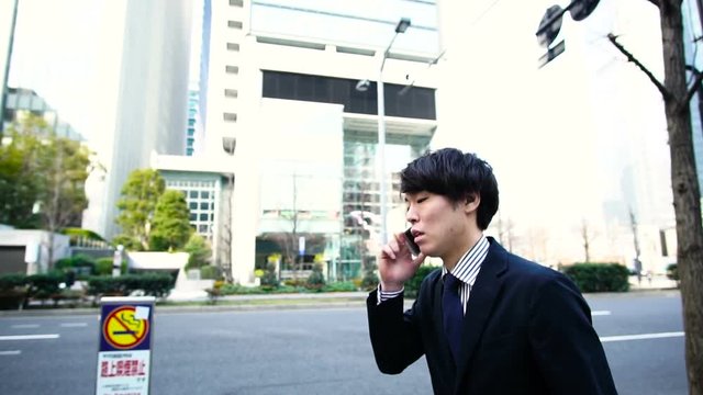 ビジネスマン　歩く　スローモーション　4倍速