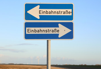 Schilder Einbahnstrasse weisen in unterschiedliche Richtungen (Neuharlingersiel in Ostfriesland)