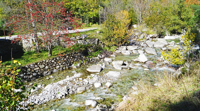 Viella y el r&iacute;o Garona, Valle de Ar&aacute;n, Lleida, Catalunya, Espa&ntilde;a