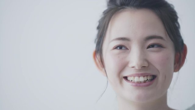 笑顔の女性　スローモーション