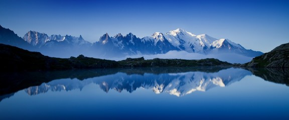 Vue estivale colorée sur le lac Lac Blanc avec le Mont Blanc (Monte Bianco) en arrière-plan, emplacement à Chamonix. Belle scène en plein air dans la réserve naturelle du Vallon de Bérard, Graian Alps, France, Europe