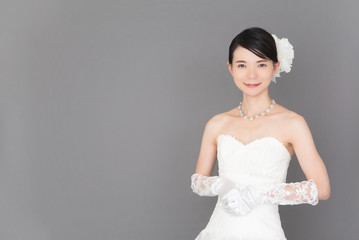 ウェディングドレスを着た女性