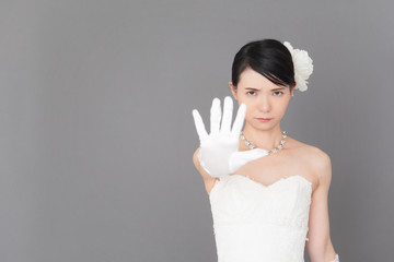 ウェディングドレスを着た女性