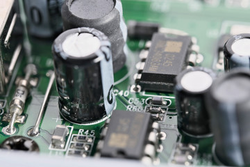 Electronic board with electronic components