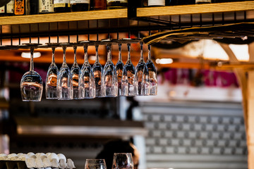 Verres à vin et à cocktails suspendus dans un bar	
