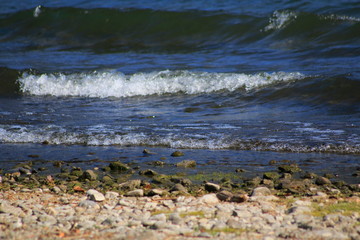 Wellen brechen am Ufer, am Comer See in Italien
