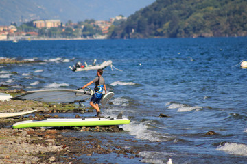 Obraz premium Surfer und Segler am oberen Teil vom Comer See in Italien