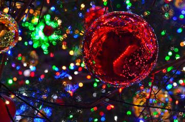 クリスマスツリーの飾りつけ