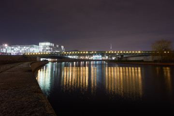 Fototapeta na wymiar Brücke mit Spiegelung im Wasser Nachts in Berlin