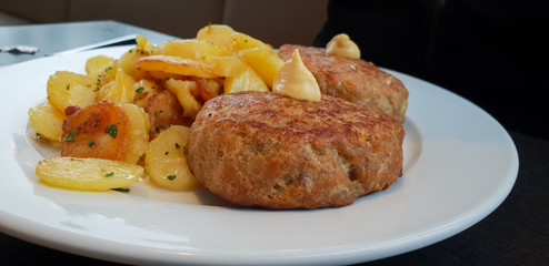 Gebratene Frikadellen Bouletten mit Bratkartoffeln und Senf