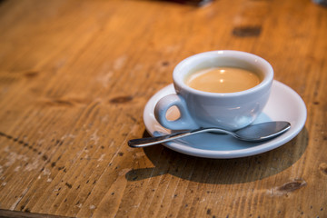 Tasse Espresso Kaffee auf rustikalen Holztisch im Restaurant Café