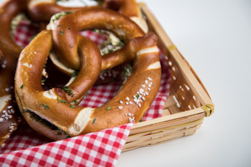 Schnittlauchbrezeln mit Butter und Schnittlauch im Brotkorb
