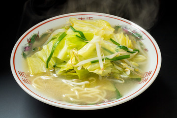 タンメン,湯麺,野菜,温野菜,麺類,ラーメン,中華そば,黒背景,あったかい,熱い,ゆげ,日本食,キャベツ,にら,もやし,おいしい,hot,アジア,和風,東洋,食べ物,ランチ,ディナー,お昼,メニュー,レストラン,食堂,ドライブイン,塩気,塩分,カロリー,食物繊維,油分,料理,食事,麺,中華,コピースペース,湯気,中華麺,黒バック,フレッシュ,スパイス,冬,日本料理,飲食店,和風イメージ,居酒屋,ホ