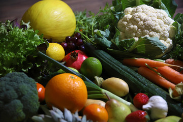Obst und Gemüse liegen durcheinander