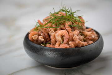 Geschälte Norddeutsche  Nordsee Krabben in Schale sind typische Hausmannskost in Friesland