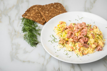 Krabben Rührei mit Friesischen Nordseekrabben, Dill und Schwarzbrot auf Marmor Hintergrund
