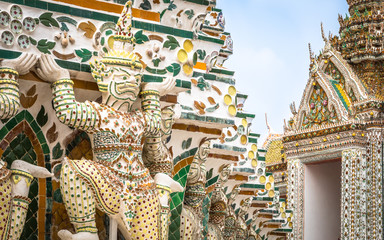 wat arun statue holding thepagoda