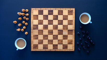 Drewniane szachy gotowe do gry na ciemnym tle - obrazy, fototapety, plakaty