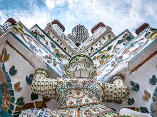 wat arun statue holding thepagoda