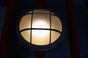 Oblò illuminato con lanterna