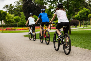 Fototapeta premium Healthy lifestyle - people riding bicycles in city park