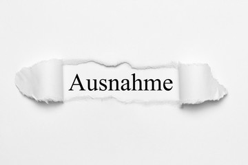 Ausnahme auf weißen gerissenen Papier