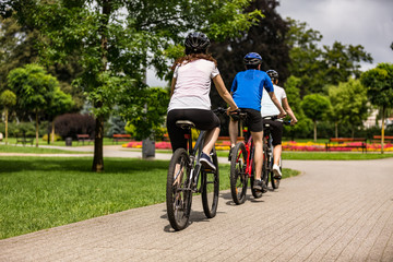 Naklejka premium Healthy lifestyle - people riding bicycles in city park