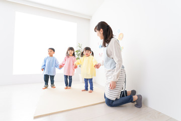 Fototapeta premium 保育士と子どもたち