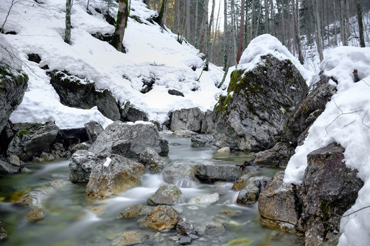Wildbach im Winter