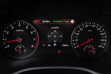 G-Kr&auml;ftemesser in Sportwagen-Armaturen