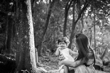 mãe e filha ao ar livre no parque