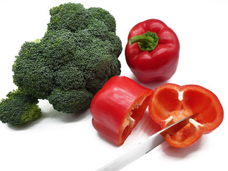 Rote Paprika und Broccoli freigestellt auf weißem Hintergrund