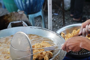 Fried chicken is delicious in the pan.