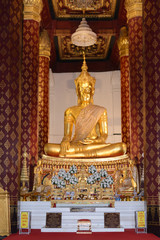Buda coronado en el Templo Wat Na Phra Mane : Wat Na Phra Meru en la ciudad isla de Ayutthaya en el subdistrito Tha Wasukri 