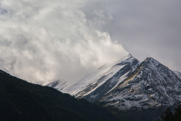 Fototapeta na wymiar the view of Grossglockner, the highest mountain in Austria, snow and clouds, wild mountain landscape