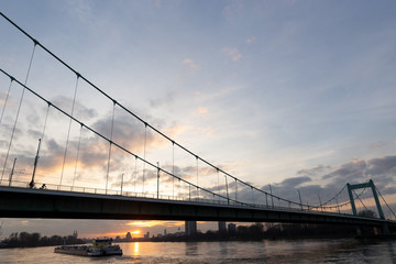 Fototapeta na wymiar Mülheimer Brücke Köln mit Frachtschiff