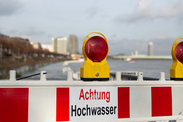 Rhein Hochwasser 2018 in Köln Rhein-Ufer / Rhein-Promenade
