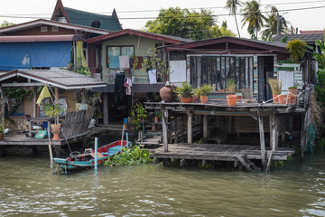 Obraz premium Buddyjscy domy i świątynie na banku Chao Phraya rzeka, żegluje w kierunku Bangkok, Tajlandia