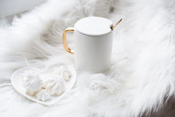 Obraz na płótnie Canvas Luxurious new china coffee mug with golden handle
