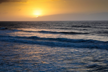 Fototapeta premium Wellen im Meer im Abendrot