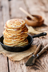 piles de pancakes avec du miel 