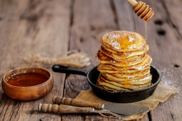 piles de pancakes avec du miel 