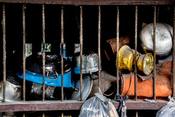 Blick in einen Verschlag in Bangkok Thailand