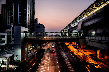 Bahnstation in Bangkok mit Verkehr