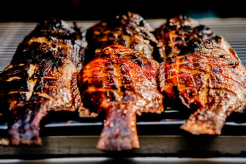 Gegrillter Fisch auf einem Grill in Bangkok