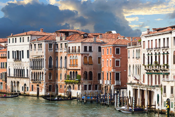 Fototapeta na wymiar venetian canal by Rialto bridge