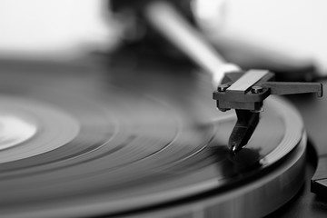 Plattenspieler mit Langspielplatte für Musik 
