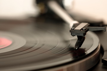 Plattenspieler mit Langspielplatte für Musik 