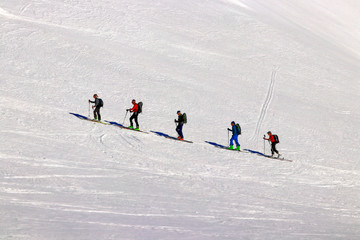 Groupe de randonneurs &agrave; ski