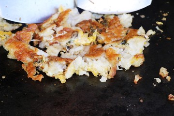 Fried clams crispy with omelet is delicious